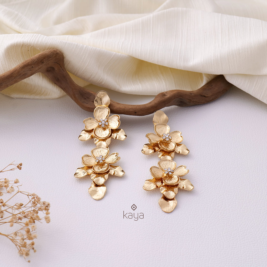 Contemporary gold toned earrings - PT100851