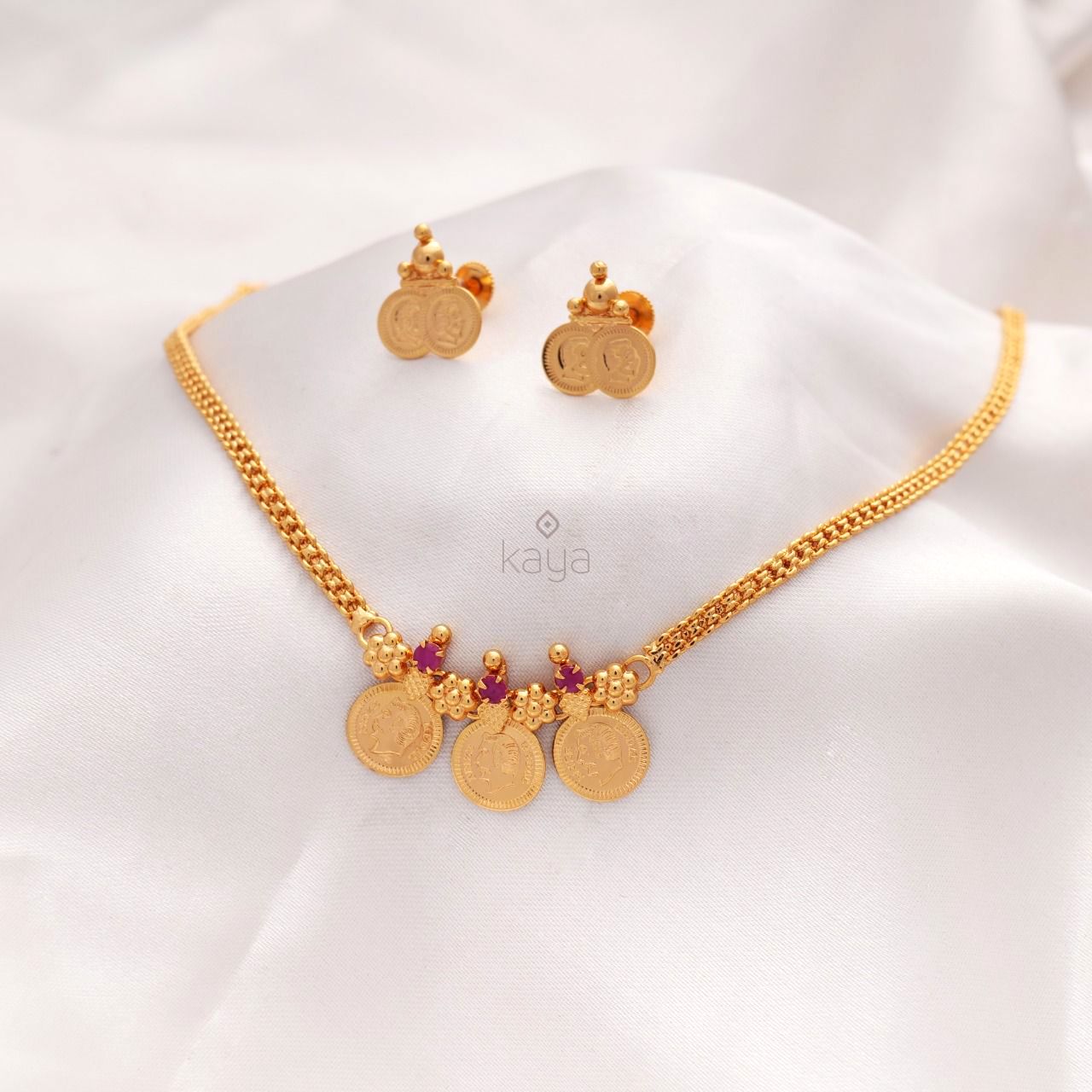 Gold tone small Kaashu chain with Matching Earrings